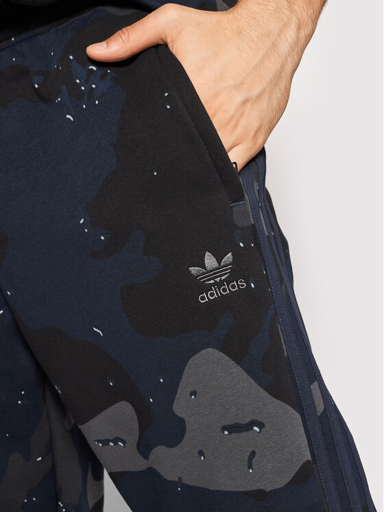 adidas Teplákové nohavice Graphics Camo H13469 Tmavomodrá Regular Fit •  Modivo.sk
