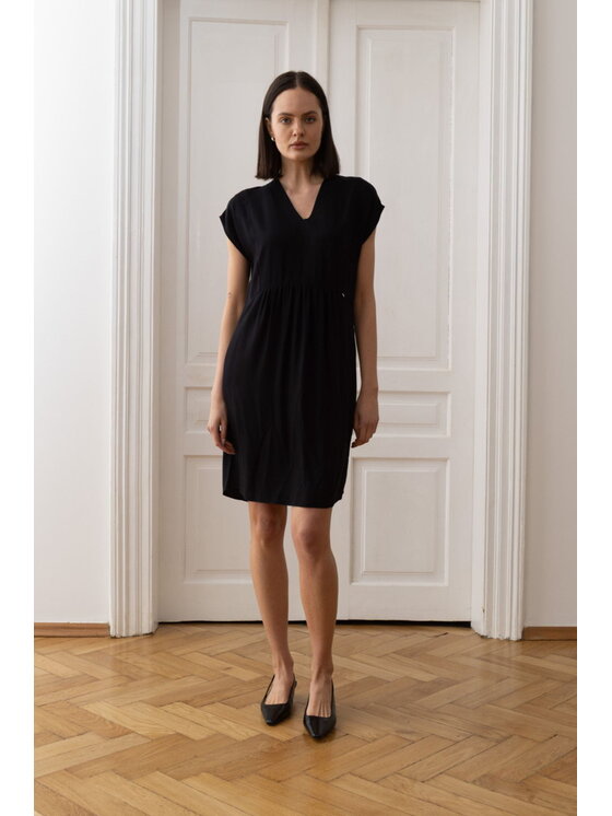 EMOI EMOI Sukienka codzienna czarna krótka z wiskozy Czarny Feminine Fit