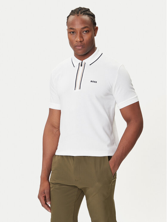 Model w koszulce polo, ujęcie sylwetki od góry do połowy uda.