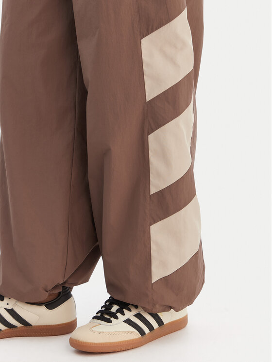 adidas adidas Spodnji del trenirke Blocked Washed KD8790 Rjava Loose Fit