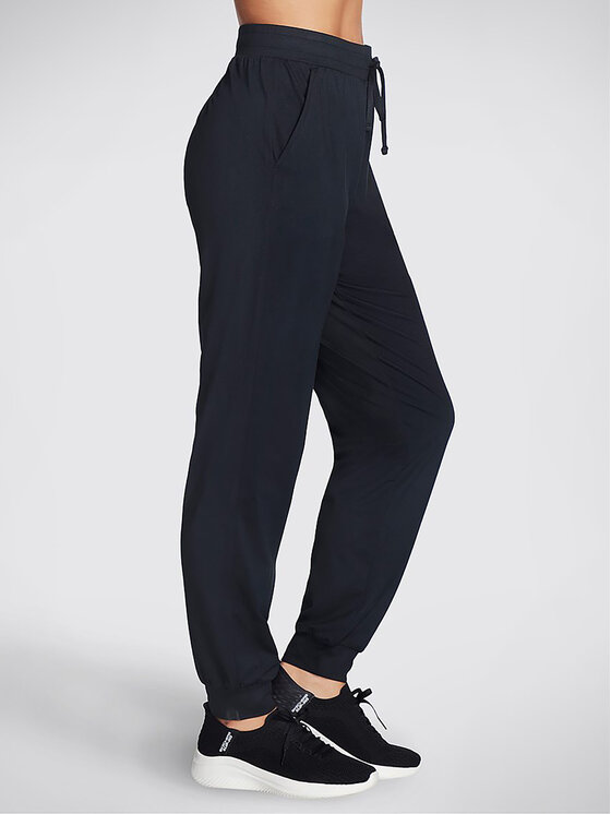 Skechers Skechers Teplákové nohavice Godri Swift Jogger WPT254 Čierna Regular Fit