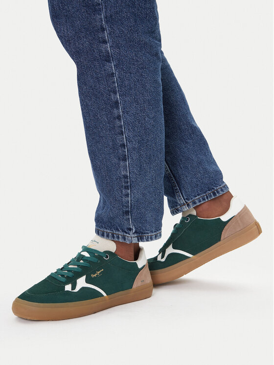 Model prezentuj?cy buty na stopach, uj?cie ca?ych butów z góry.