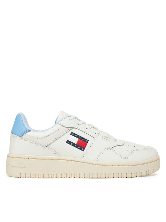 Pojedynczy sneaker widziany z boku, pokazana zewnętrzna strona cholewki.