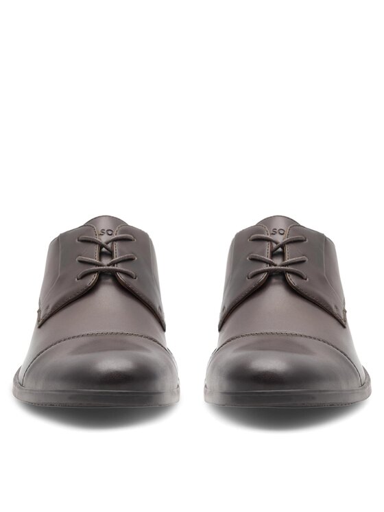 Dwa buty ustawione przodem, widok od nosków.