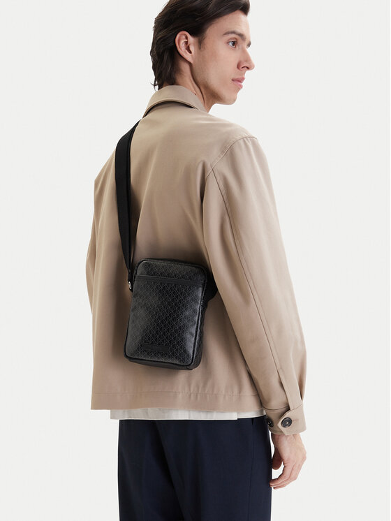 Calvin Klein Geantă crossover Emblem Aop Coated Slim Reporter LV04D3334G Negru