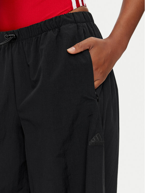 adidas adidas Pantaloni da tuta City Escape Woven Parachute IV9780 Nero Loose Fit