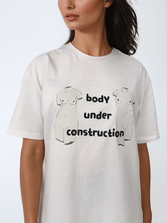 BeShaped BeShaped T-Shirt Body Under Construction Biały Oversize