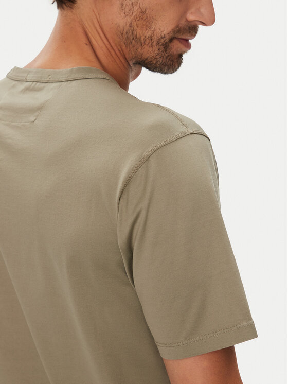 Zbliżenie na tylną część t-shirtu na modelu, widoczny rękaw i kark.