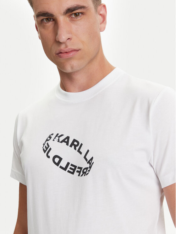 Zbliżenie na górną część T-shirtu noszonego przez modela.