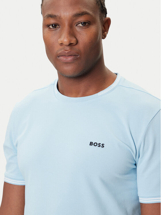 Zbliżenie na górną część T-shirtu na modelu, widoczna twarz.
