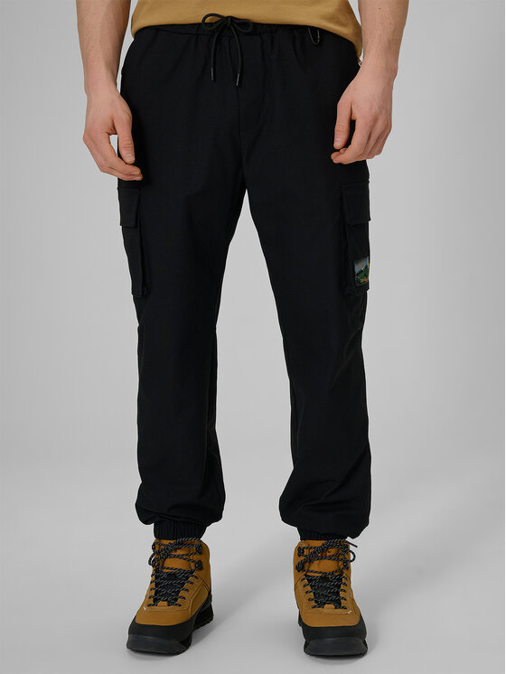 4F 4F Spodnie materiałowe MISSION READY Czarny Regular Fit