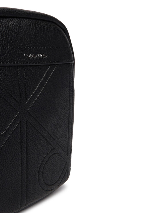 Calvin Klein Calvin Klein Crossover torbica Emblem Aop Emboss Slim Reporter LV04D3371G Crna