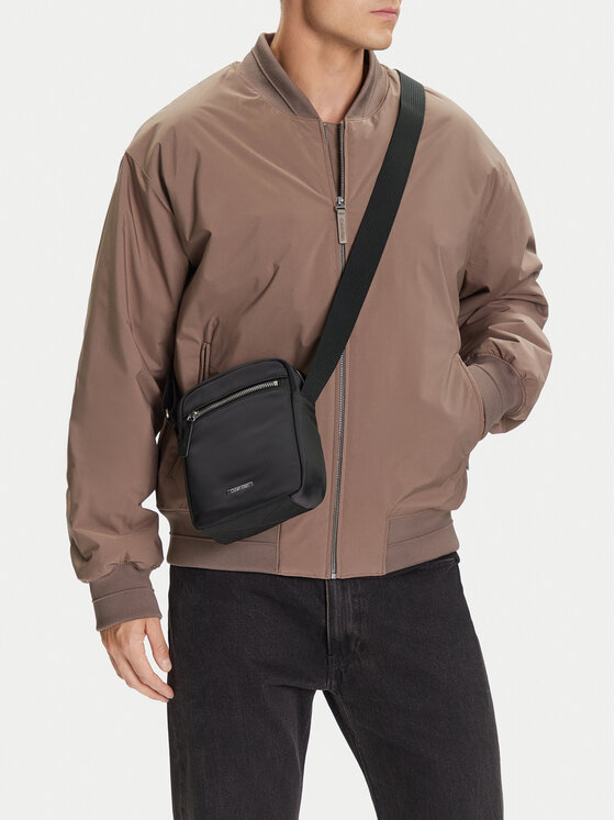Calvin Klein Ľadvinka Sleek Nylon Reporter LV04D3176G Čierna