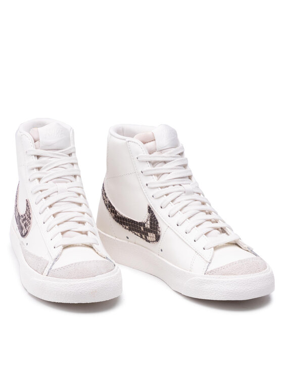 Nike Blazer Mid 77 SE in weiss - DA8736 100 | everysize