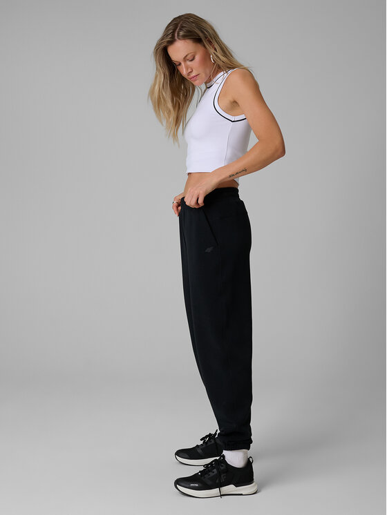 4F 4F Spodnie dresowe COSY Czarny Regular Fit