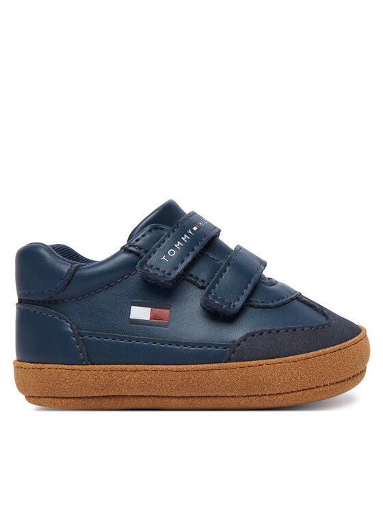 Bucik dziecięcy widziany z boku, cała cholewka i podeszwa w kadrze.