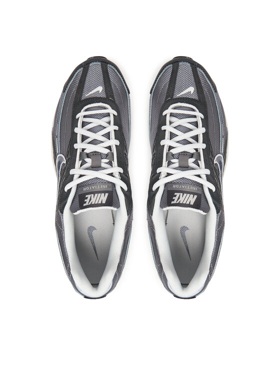 Para sneakerów sportowych widziana z góry.