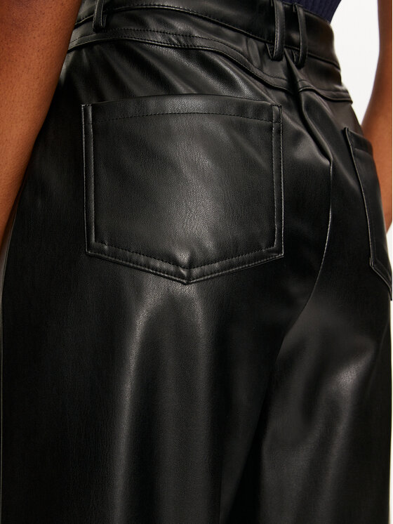 Pieces Pieces Панталони от имитация на кожа Neeth 17151699 Черен Straight Fit