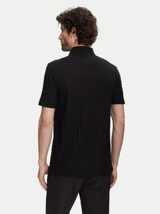 Model w koszulce polo, widok na plecy od góry do bioder.