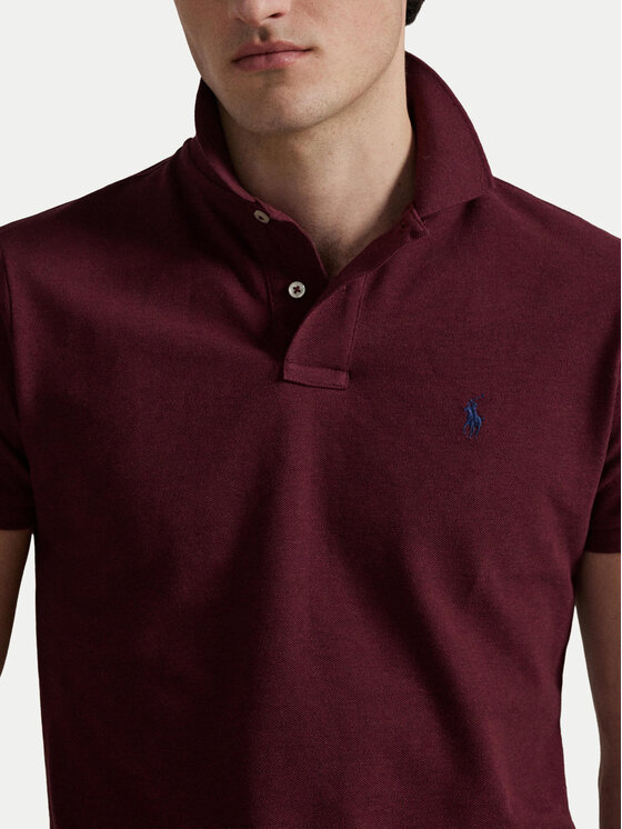 Zbliżenie na górną część koszulki polo na modelu.