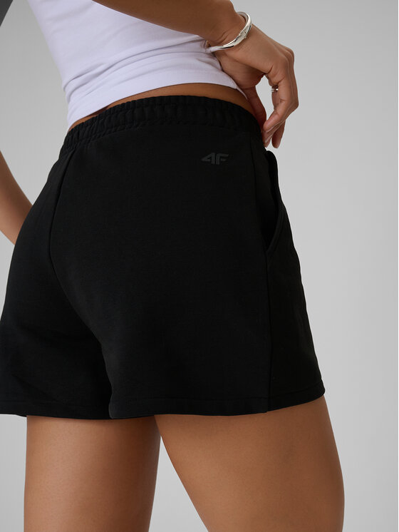 4F 4F Športové kraťasy ESSENTIAL 4 Čierna Regular Fit