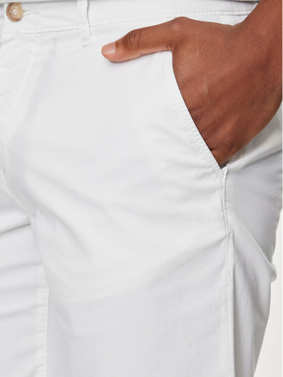 Baldessarini Baldessarini Шорти от плат B1 16939/000/2402 Бял Regular Fit