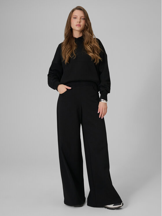 4F 4F Spodnie dresowe ESSENTIALS Czarny Loose Fit