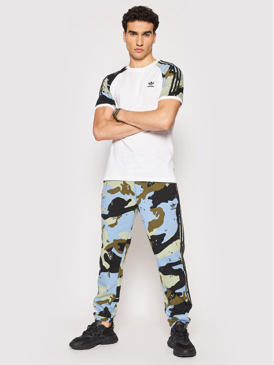 adidas T-Shirt Graphics Camo Cali H13486 Biały Regular Fit • Modivo.pl
