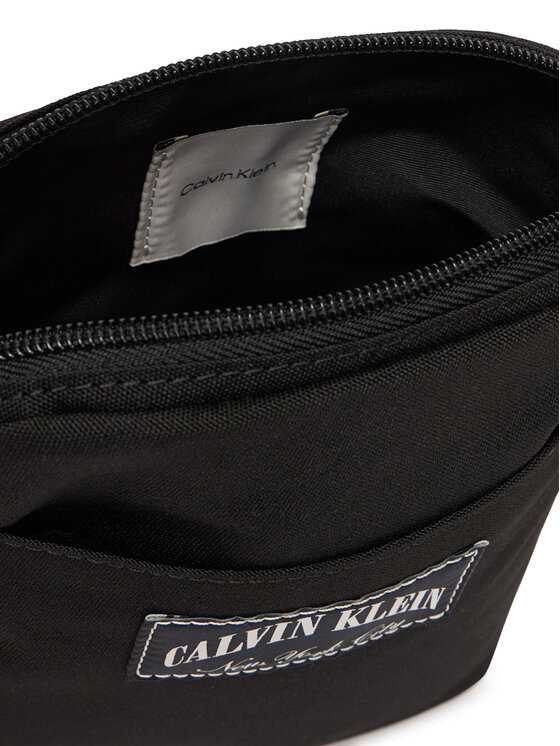Calvin Klein Calvin Klein Brašna Graphic Capsule Reporter LV04D3346G Černá