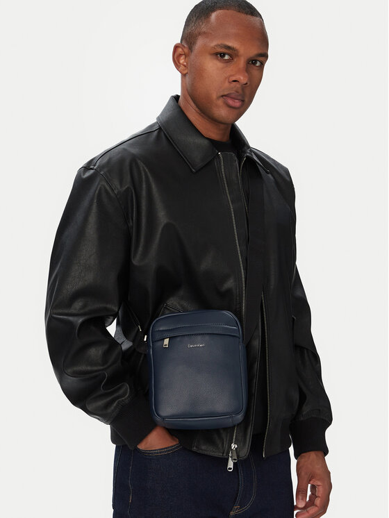 Calvin Klein Geantă crossover Raised Reporter LV04D3160G Bleumarin
