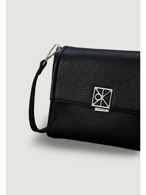 Calvin Klein Calvin Klein Τσάντα EMBLEM HW PEBBLE CROSSBODY 20 Μαύρο