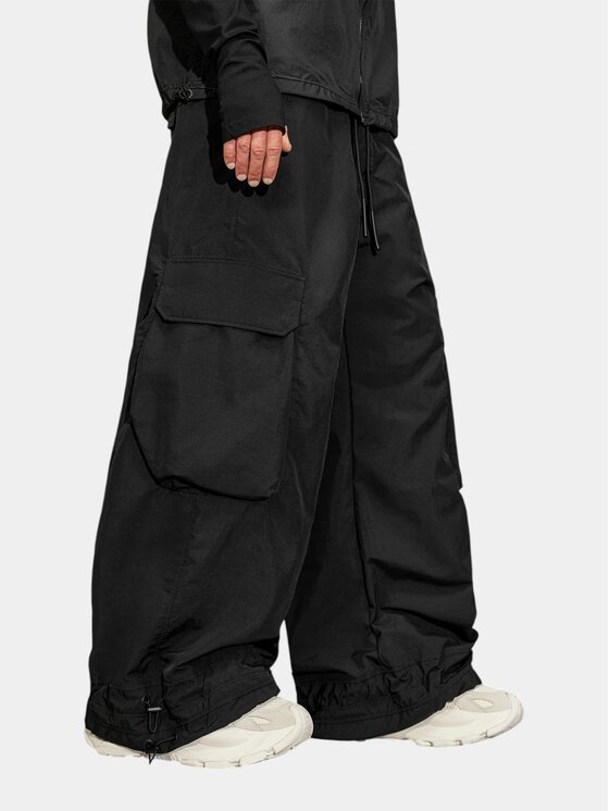 MADE BY SOCIETY MADE BY SOCIETY Spodnie materiałowe KARMA TRACE - P17826 Czarny Basic Fit