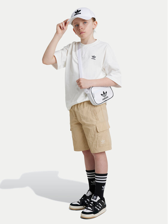 adidas adidas Pantaloni scurți sport IX7598 Bej Regular Fit