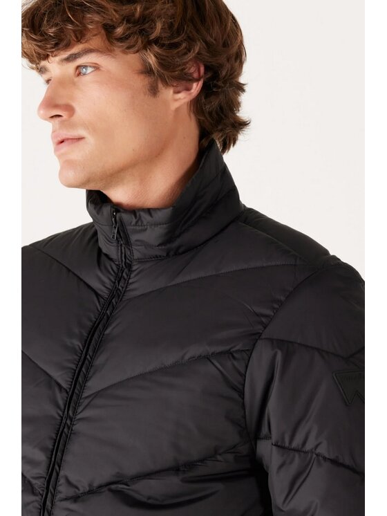 Wrangler Wrangler Kurtka puchowa Wrangler Puffer Jacket Czarny Regular Fit