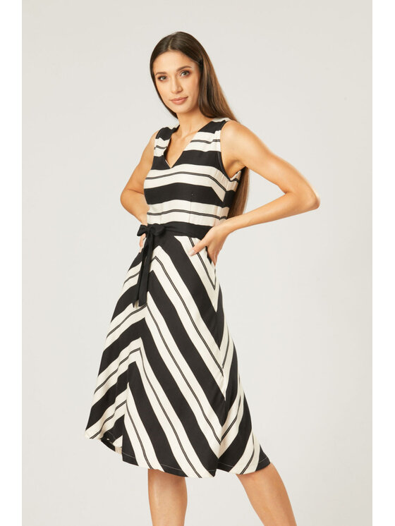 QUIOSQUE QUIOSQUE Každodenné šaty 4JT008 Biela Regular Fit