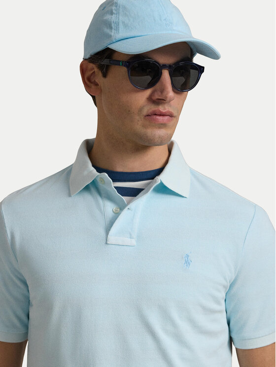 Zbliżenie na górną część sylwetki modela w koszulce polo.