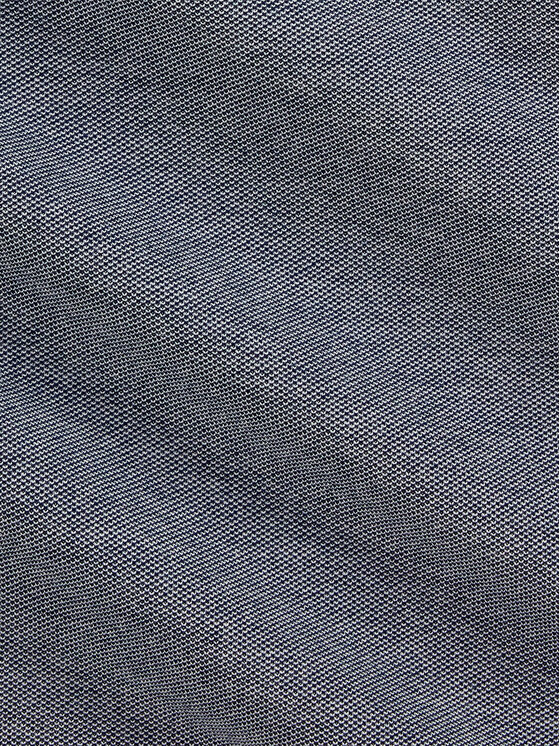 Zbliżenie na fakturę materiału koszuli.