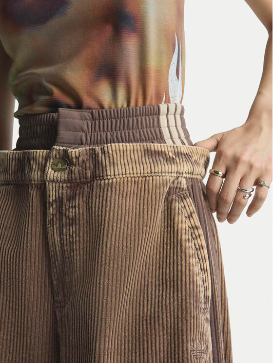 adidas adidas Szövet nadrág Corduroy Sst KD8782 Barna Wide Leg