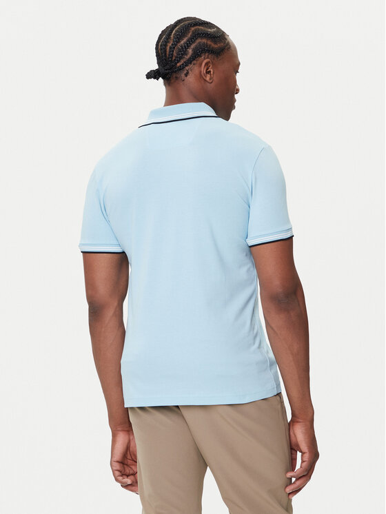 Model w koszulce polo i spodniach, ujęcie sylwetki z tyłu.