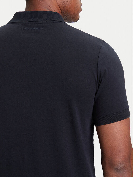 Model w koszulce polo, zbliżenie na górną część pleców.