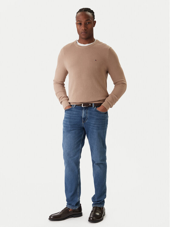 Model prezentujący sweter i spodnie, pełna sylwetka od góry do dołu.