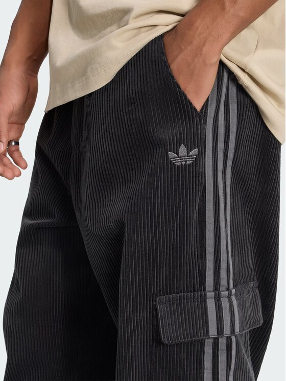 adidas adidas Spodnie materiałowe 169004 Czarny Loose Fit