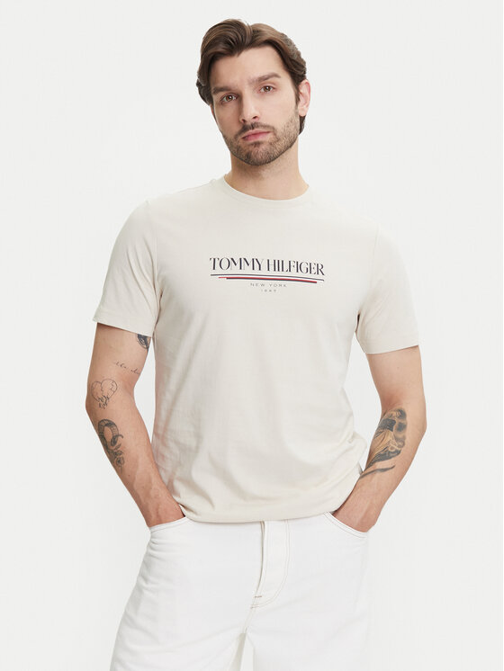 Model w T-shircie, ujęcie sylwetki od pasa w górę, przód.