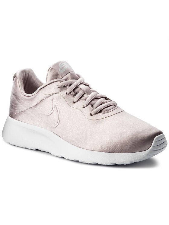 Famous footwear tanjun hot sale