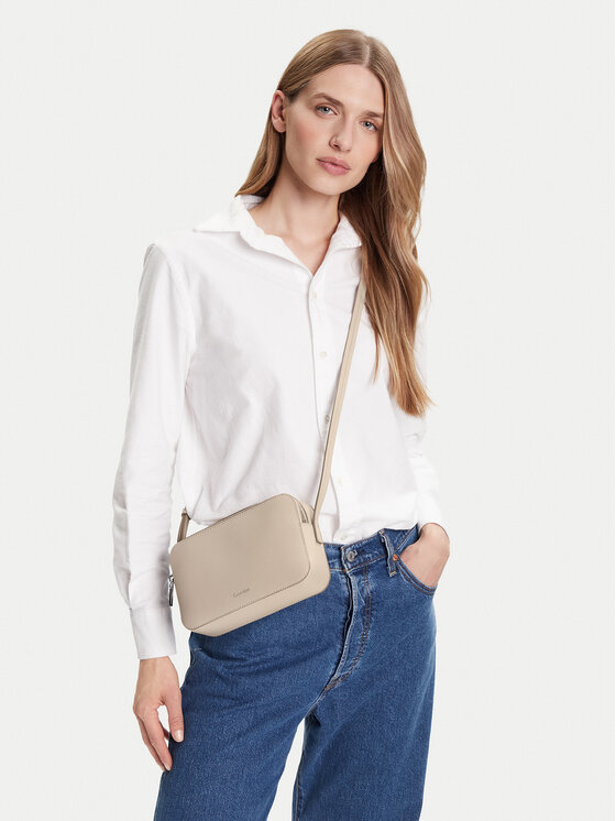 Calvin Klein Calvin Klein Torbica Foil Logo Elongated Camera Bag LV04F3276G Bež