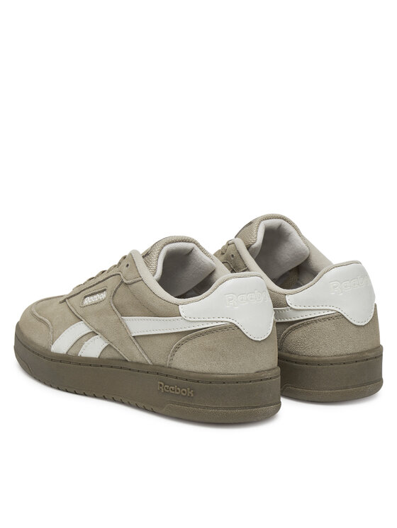 Para butów sportowych widziana pod kątem z tyłu.