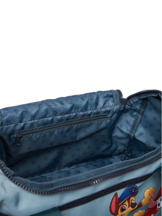 Wnętrze torby sportowej widziane z góry, widoczna kieszeń na suwak.