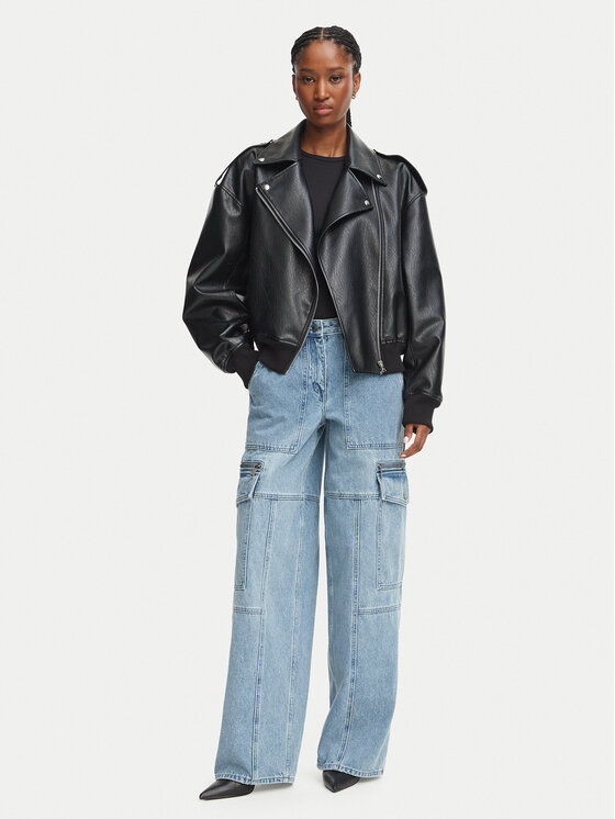 Spodnie na modelce, ujęcie od przodu, nogawki opuszczone do dołu.