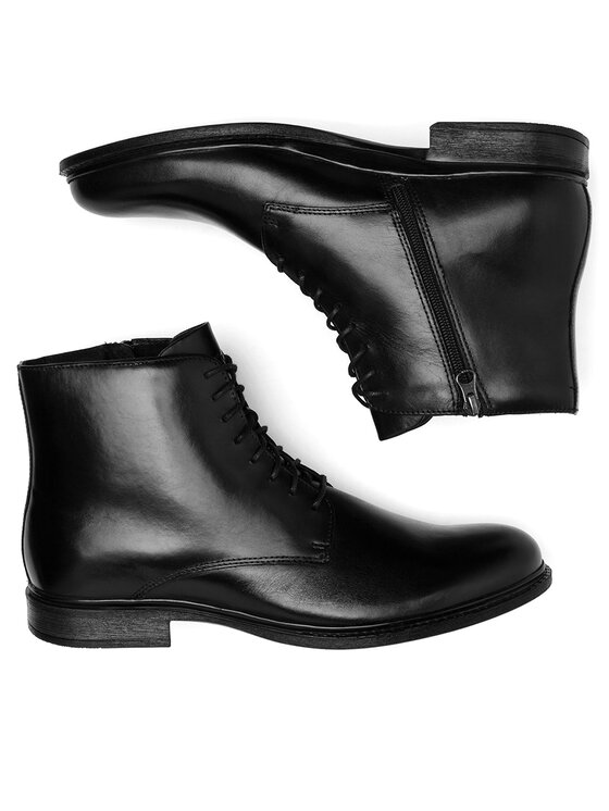 Para butów z cholewk? pokazana z boku, jeden but obrócony podeszw? do góry.