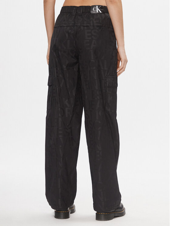 Calvin Klein Jeans Calvin Klein Jeans Pantaloni din material Loose Logo Aop Cargo Pant J20J222596 Negru Regular Fit